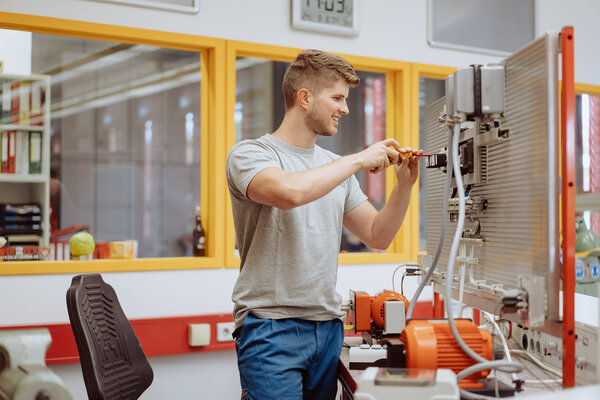 Elektriker in Ausbildung am Übungsschrank