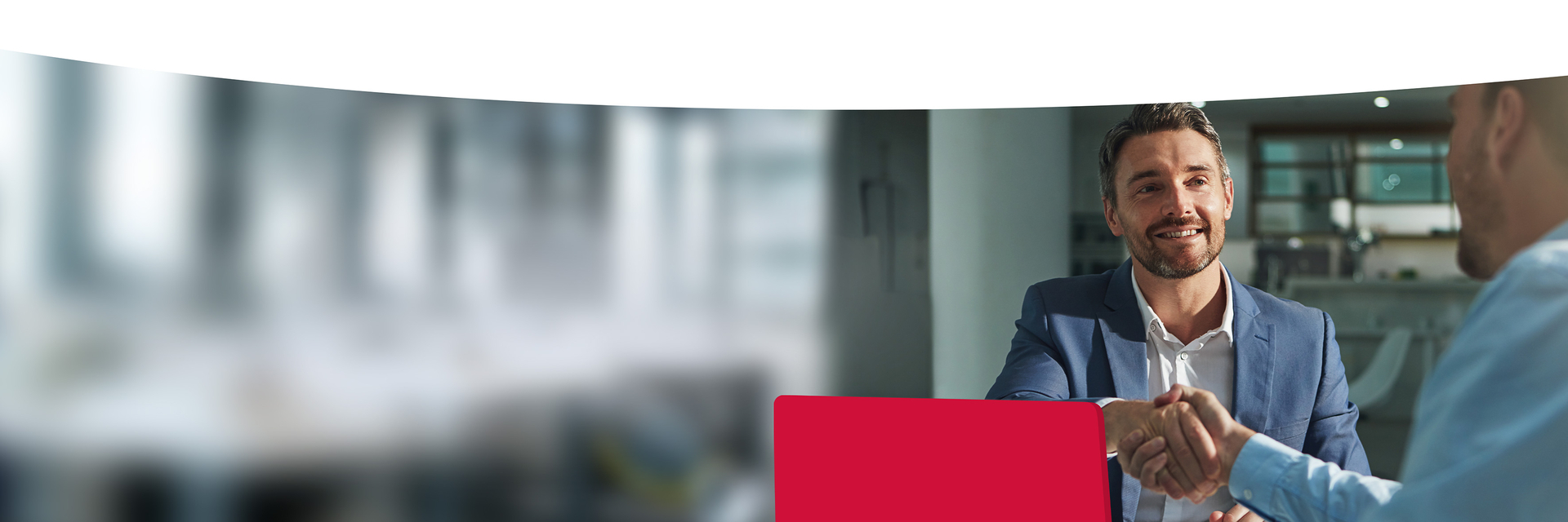 Zwei Maenner beim Haende geben