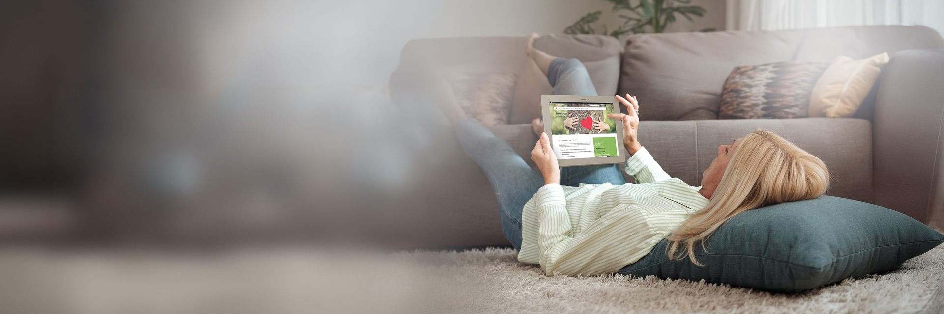 Frau mit Tablet auf dem Teppich