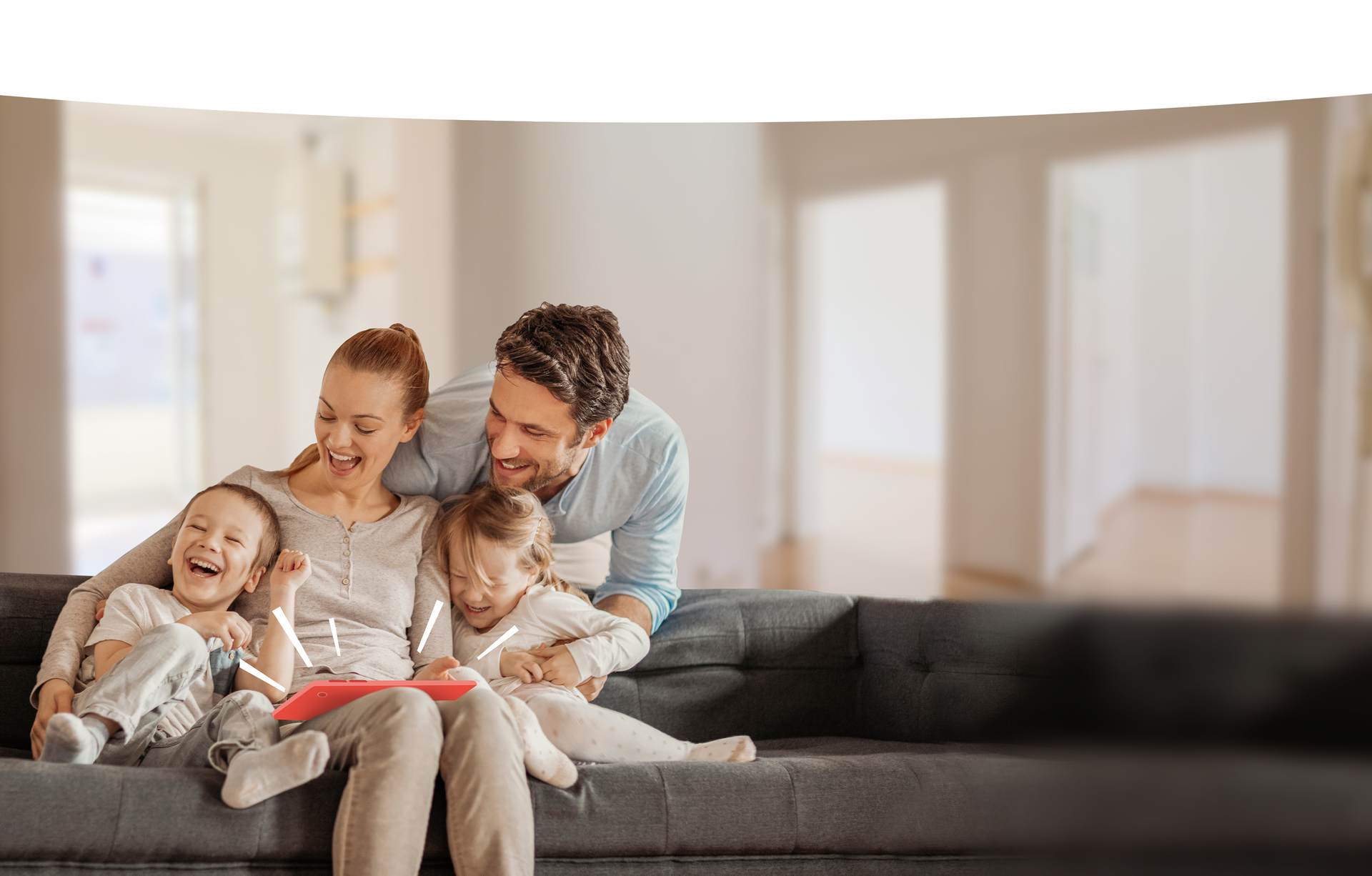 Familie auf der Couch mit Tablet