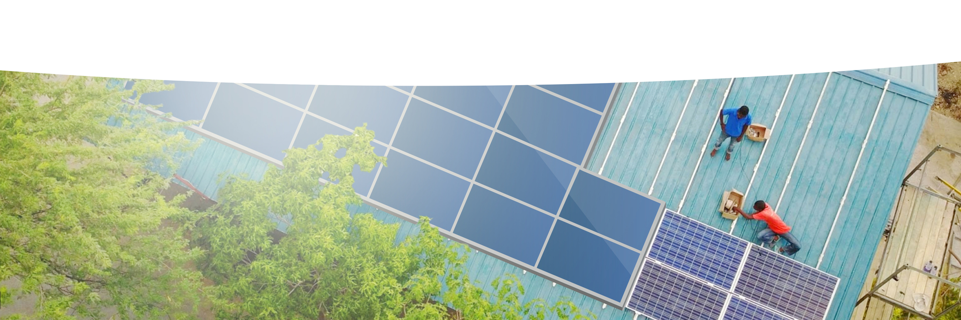 Arbeiter beim Anbringen von Photovoltaikanlagen