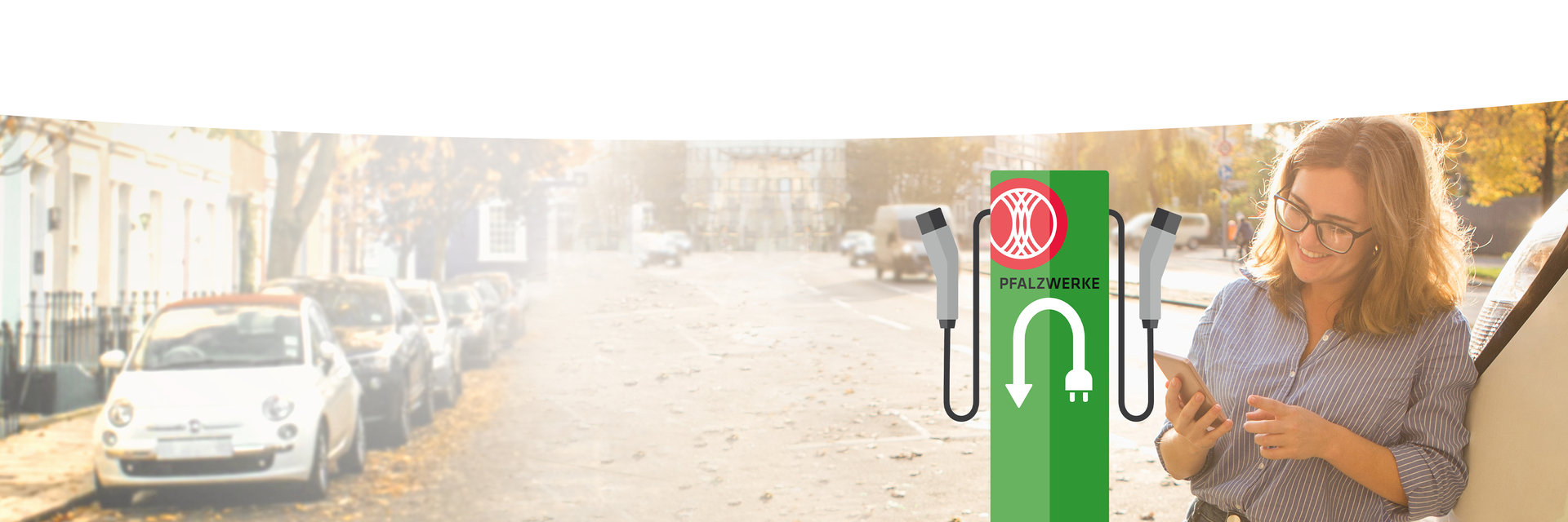 Frau neben Ladesaeule