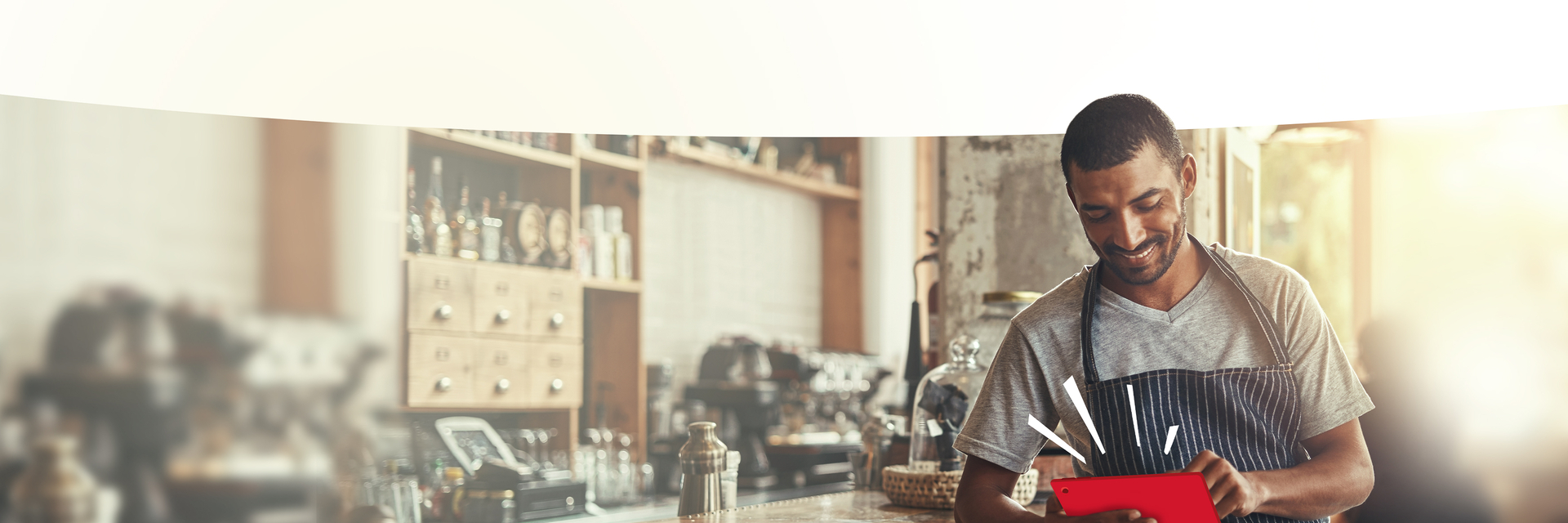 Laechelnder Mann am Tablet