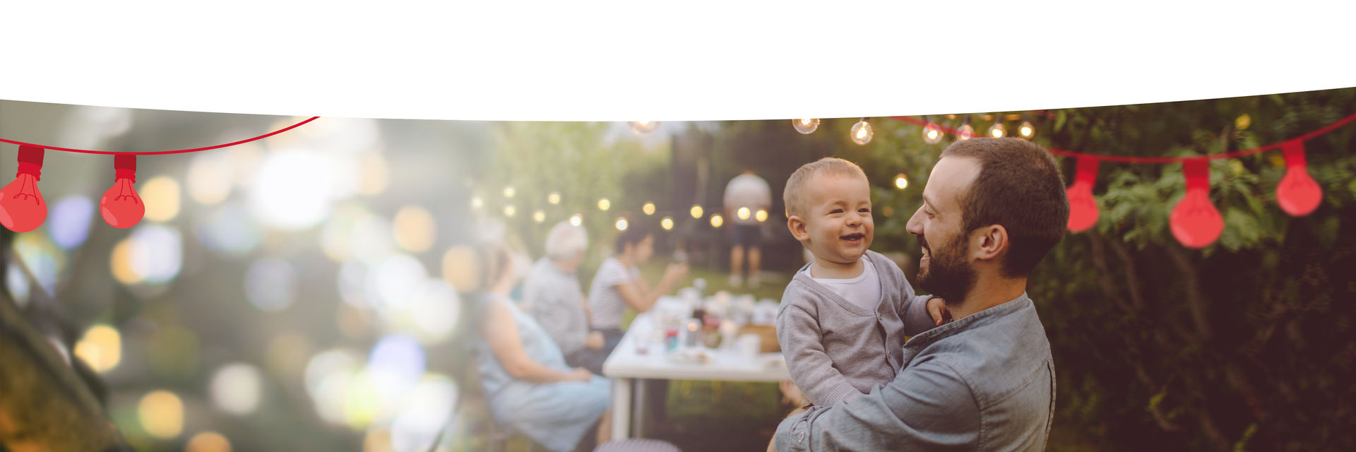 Vater mit Sohn im Garten