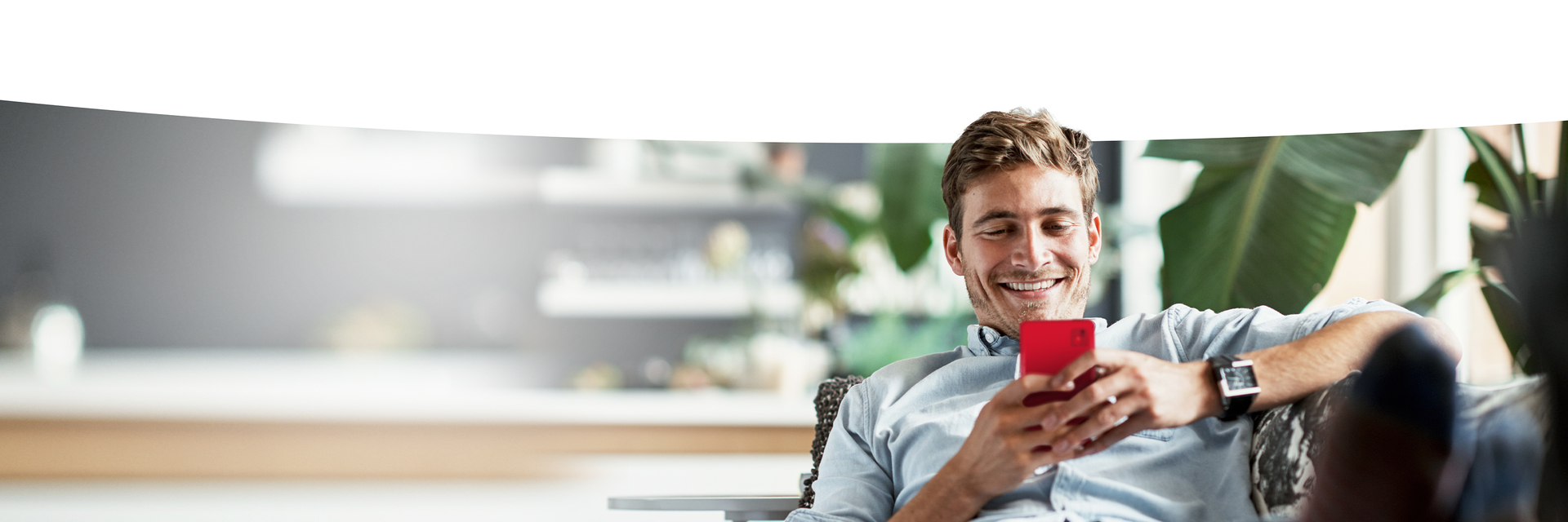 Mann mit Handy auf der Couch