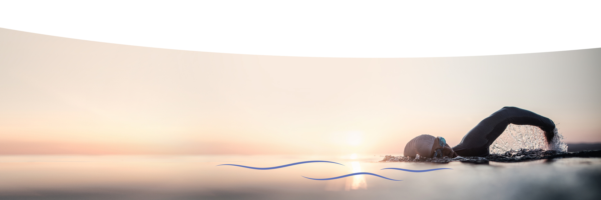 Das Bild zeigt einen schwimmenden Menschen. 