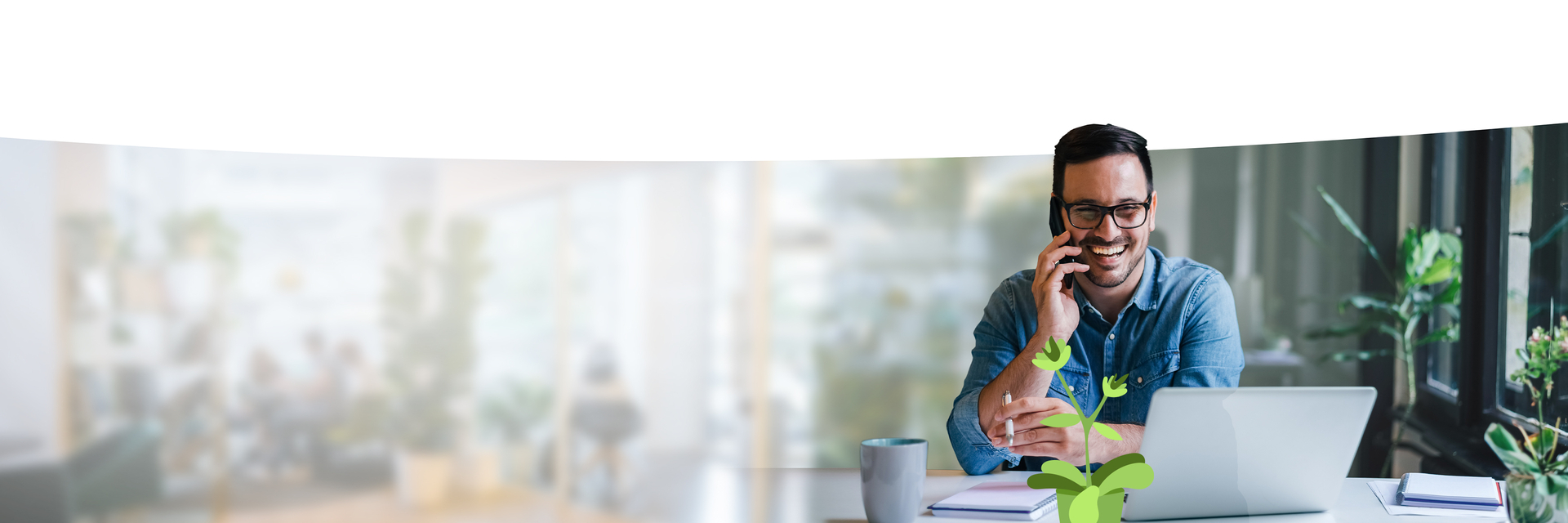 Ein lachender Mensch telefoniert. 