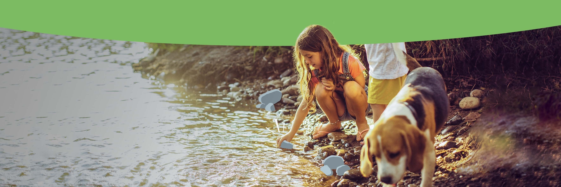 Kinder spielen am Bach