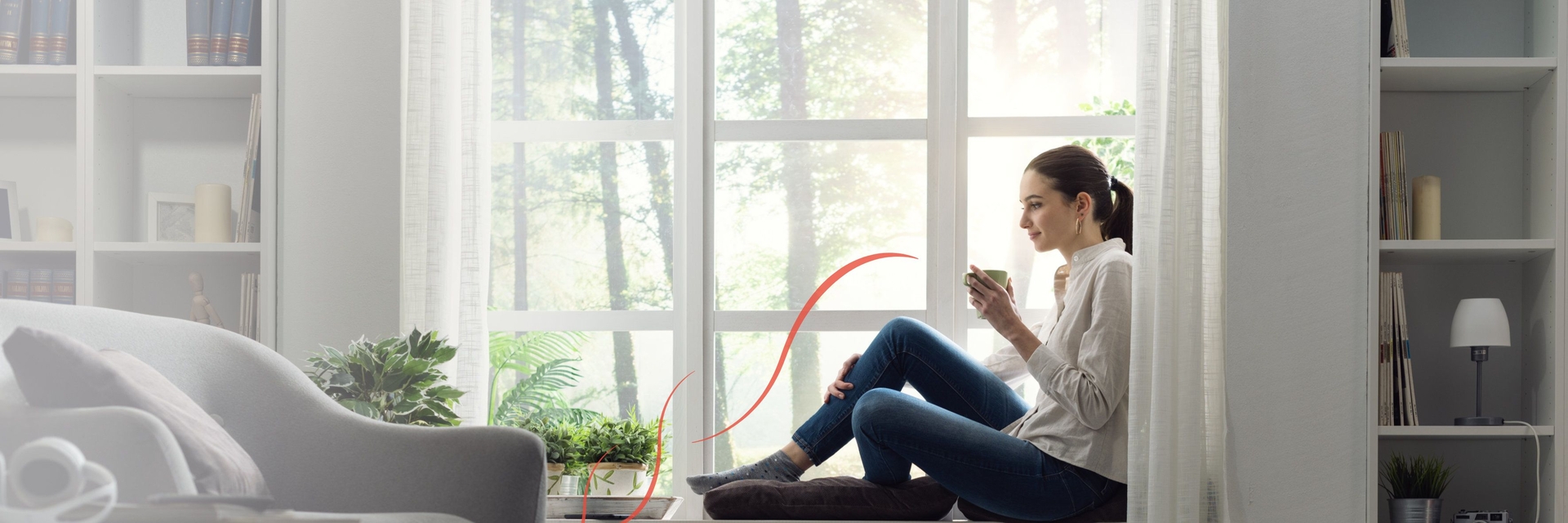 Junge Frau sitzt auf der Heizung