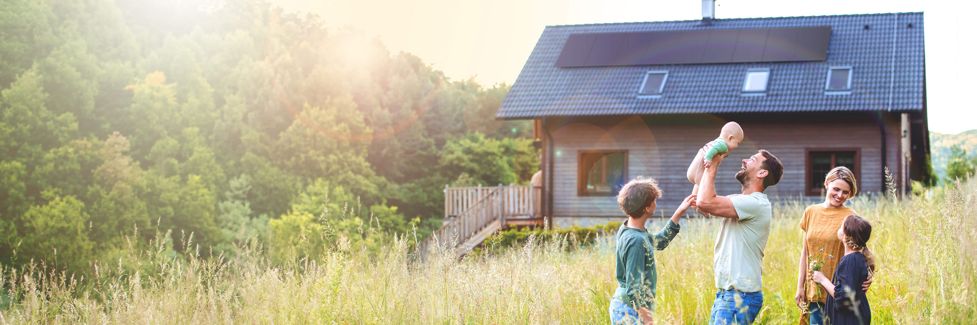 Familie mit Photovoltaikmodulen auf Hausdach | © Bildnachweis: iStock.com/Halfpoint