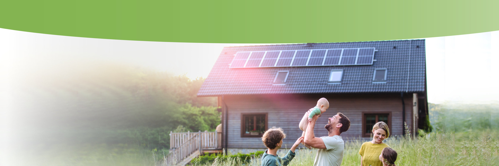 Familie mit Photovoltaikmodulen auf Hausdach