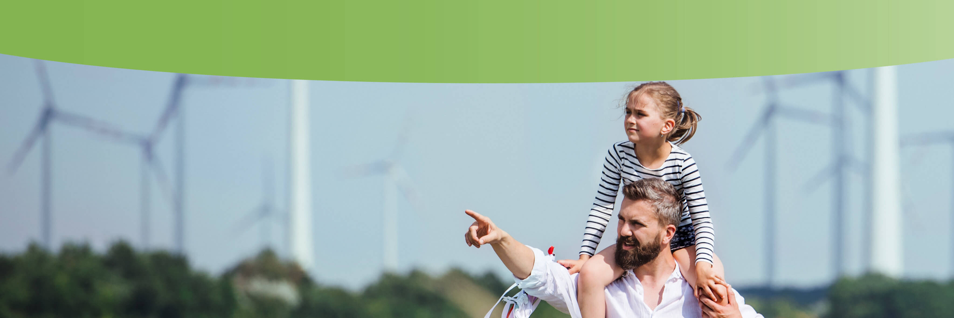 Vater zeigt der Tochter Windkraftanlagen