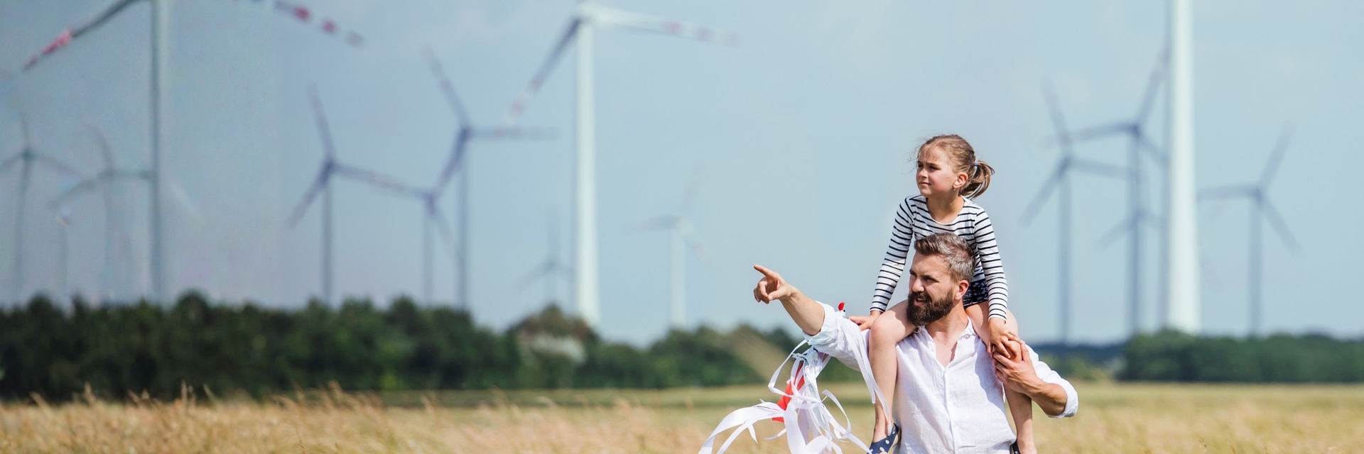 Vater zeigt der Tochter Windkraftanlagen