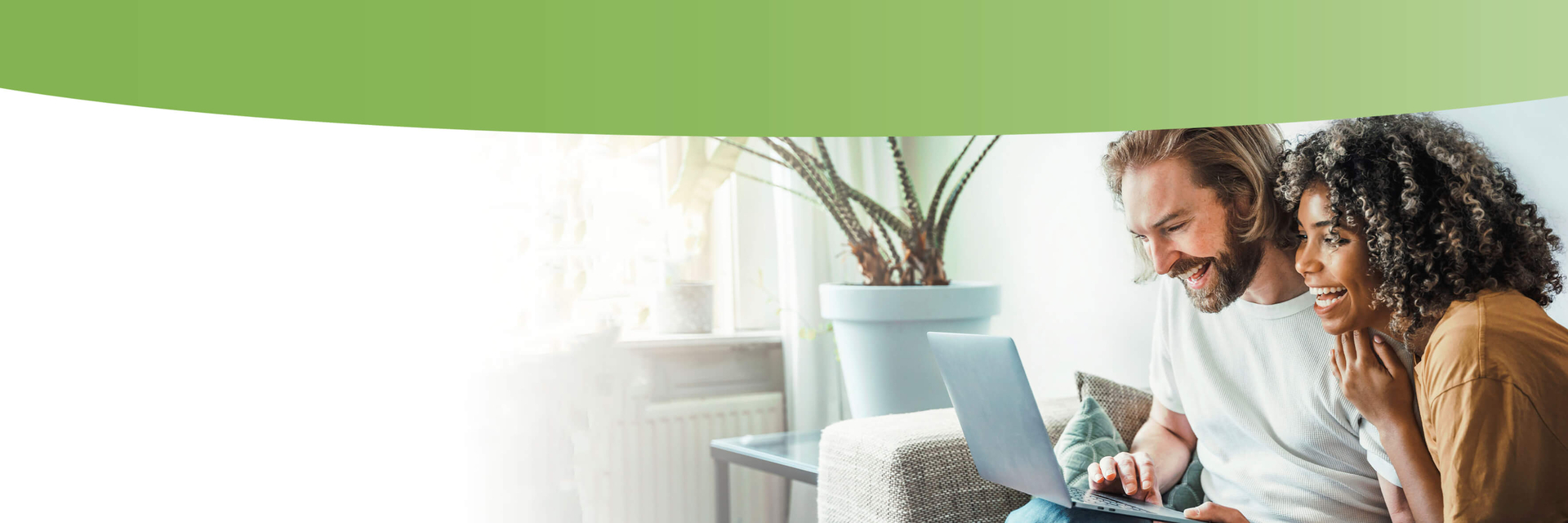 Junges Paar sitzt auf dem Sofa | © Bildnachweis: iStock.com/Kar-Tr