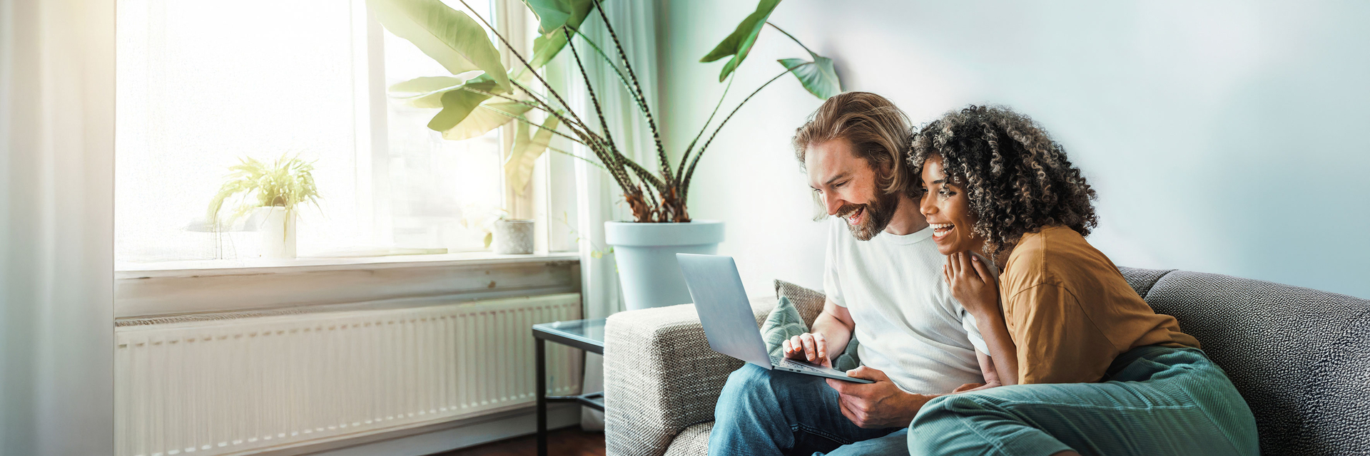 Junges Paar sitzt auf dem Sofa | © Bildnachweis: iStock.com/Kar-Tr