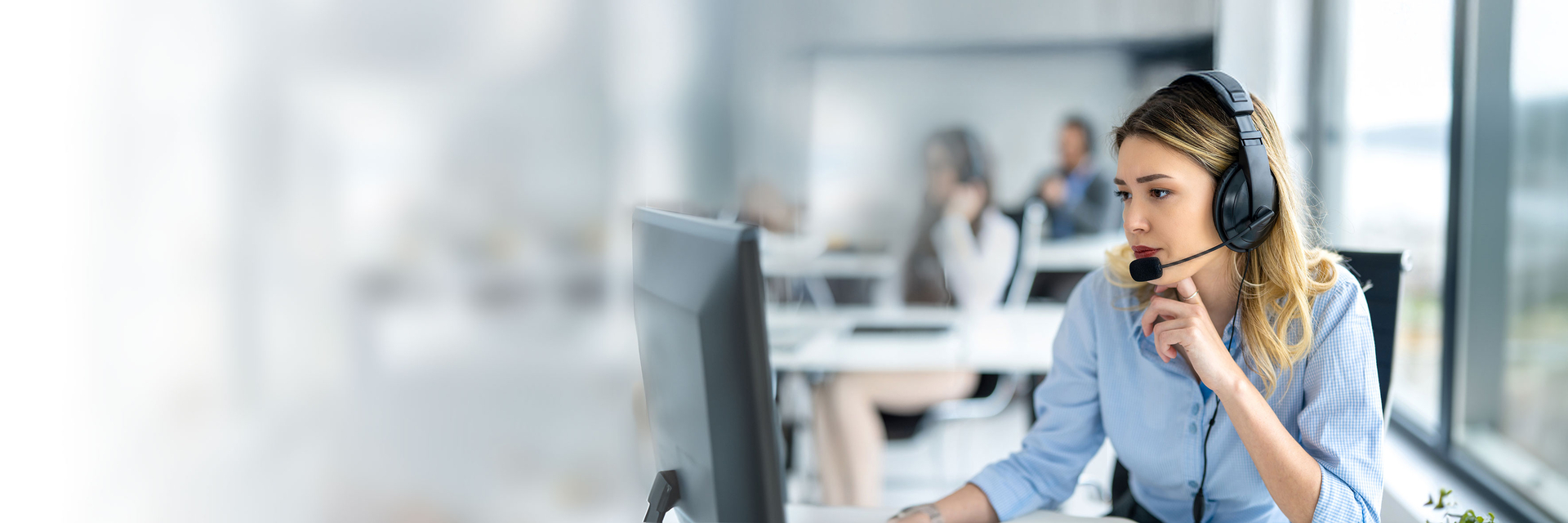 Service-Mitarbeiterin hilft bei Zahlungsschwierigkeiten | © iStock.com/Bojan89