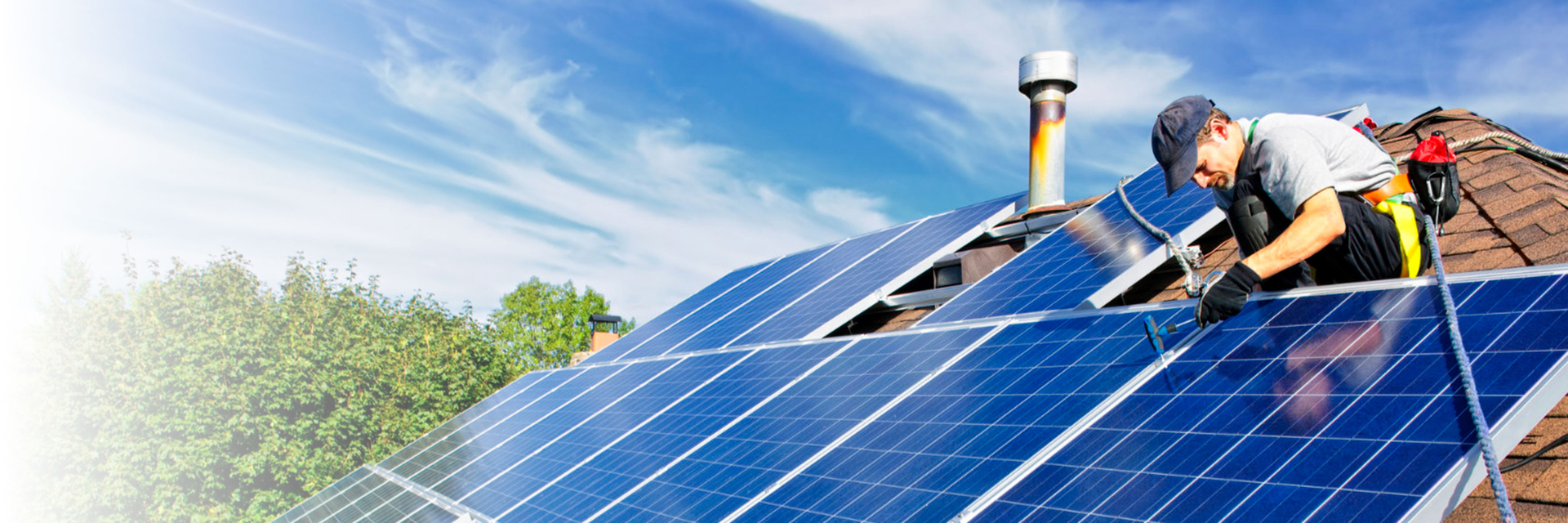 Handwerker montiert Solaranlage | © Bildnachweis: iStock.com/lenathewise, KI-erweitert