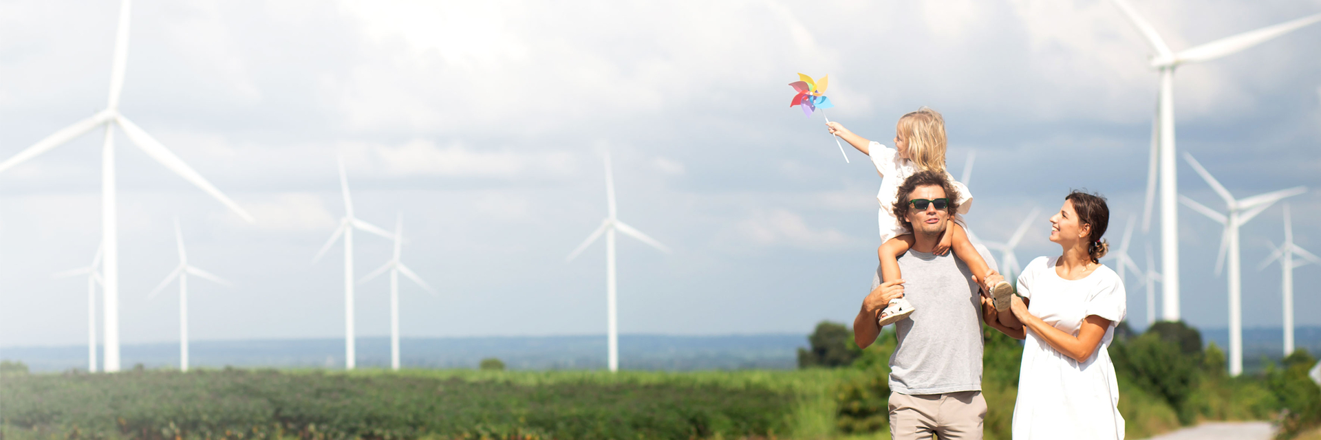 Familie vor Windkraftanlage | © Bildnachweis: iStock/narith_2527