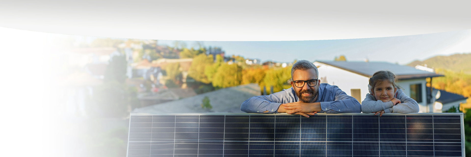 Mann und Kind freuen sich über ihr Balkonkraftwerk | © Bildnachweis: iStock/Halfpoint