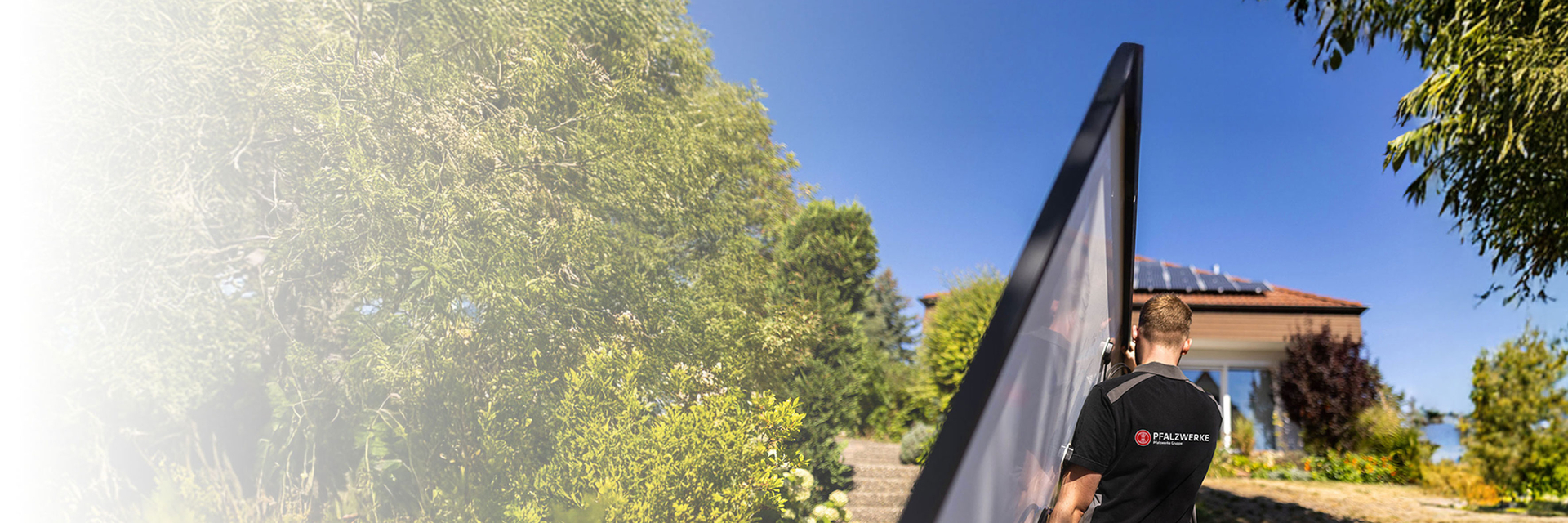 Das Solarteam der Pfalzwerke installiert eine Solaranlage | © Bildnachweis ®Pfalzwerke/Tobias Dittmer, KI-erweitert