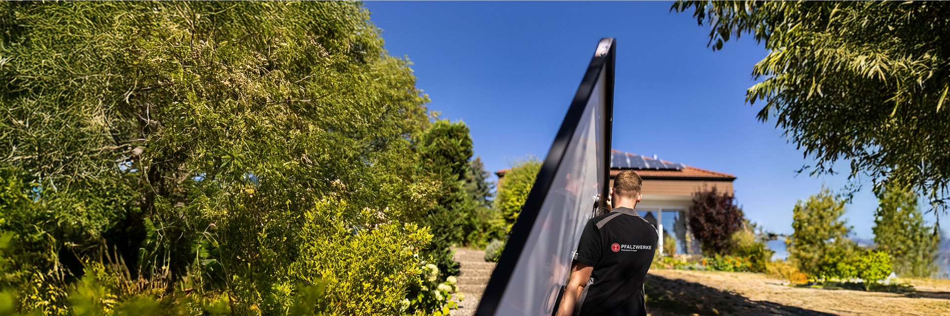 Das Solarteam der Pfalzwerke installiert eine Solaranlage | © Bildnachweis ®Pfalzwerke/Tobias Dittmer, KI-erweitert