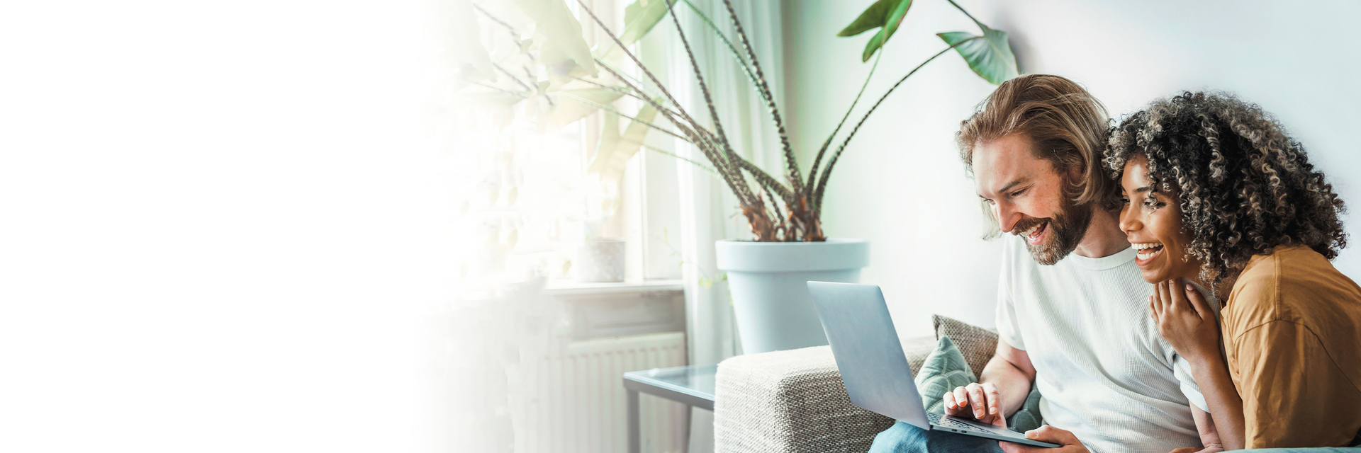 Junges Paar freut sich über Vorteile | © Bildnachweis: iStock.com/Kar-Tr