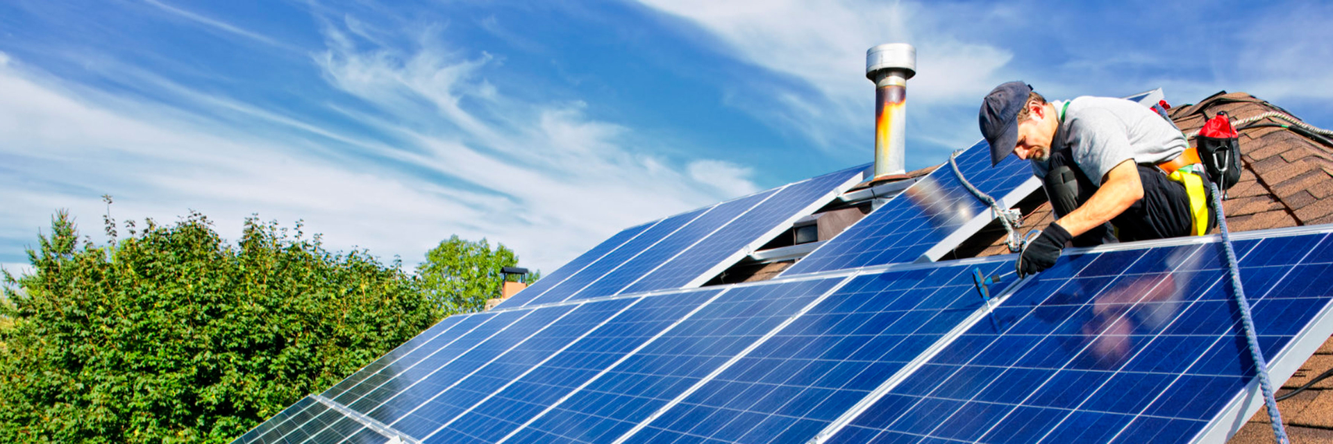 Handwerker montiert Solaranlage | © Bildnachweis: iStock.com/lenathewise, KI-erweitert