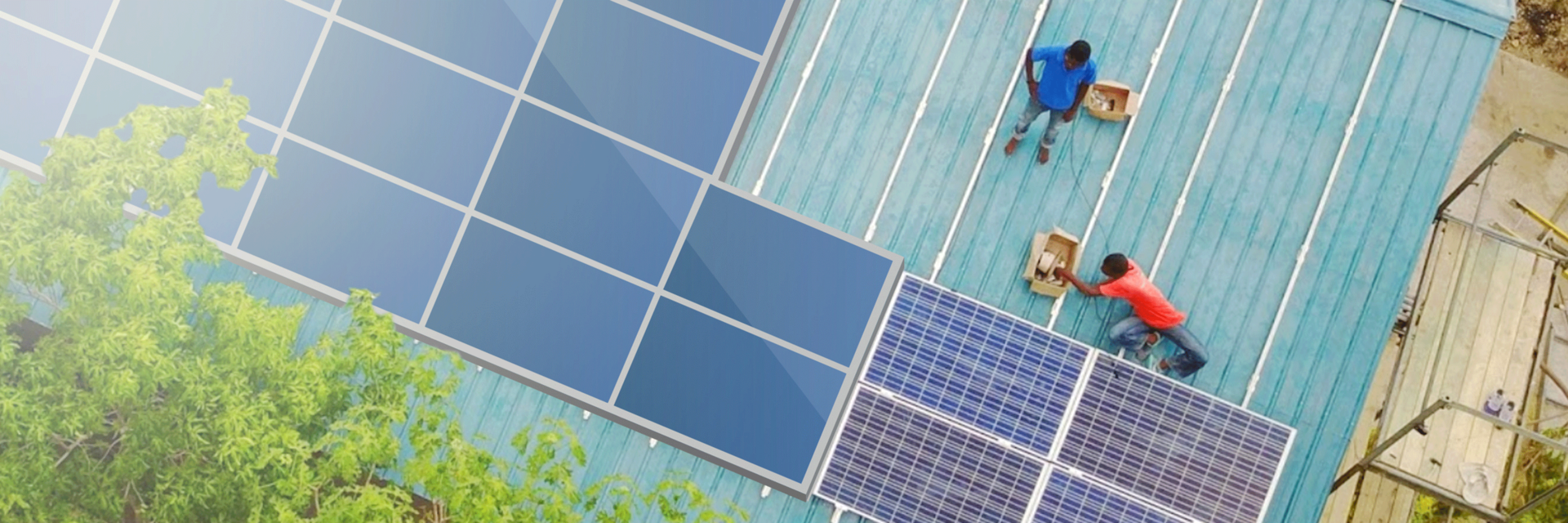 Arbeiter beim Anbringen von Photovoltaikanlagen