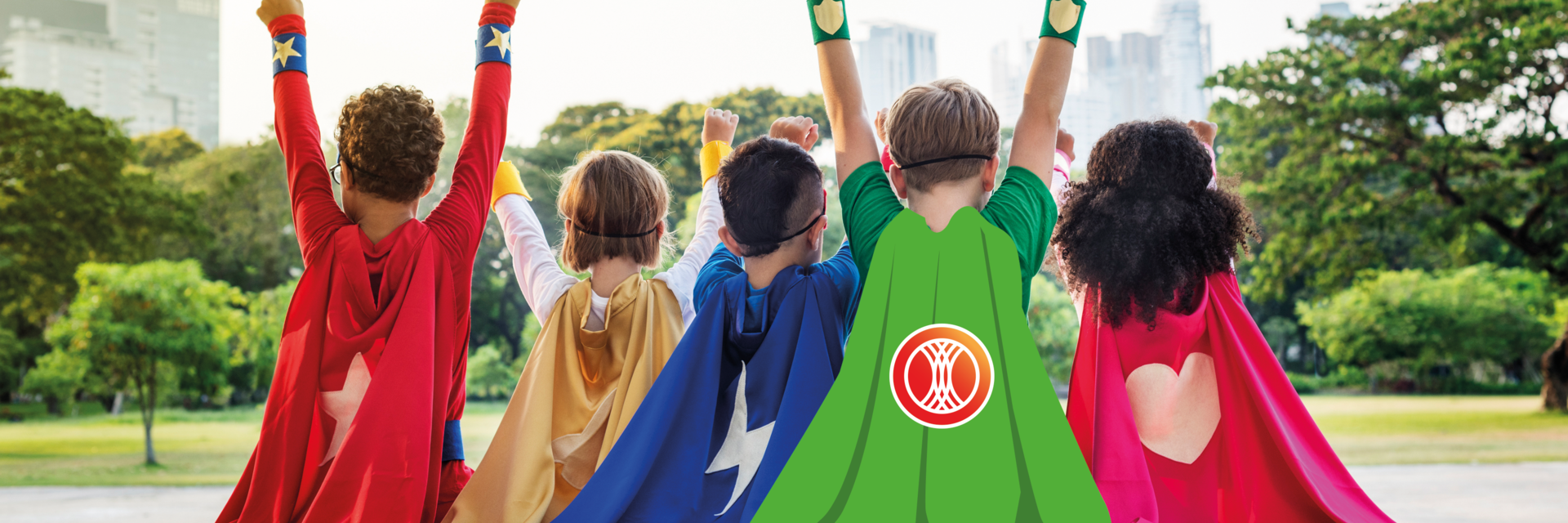 Kinder mit Superhelden-Mäntel