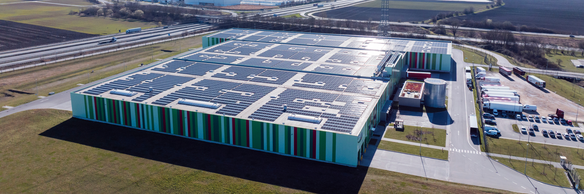 Industriehalle mit PV-Anlage | © Pfalzwerke