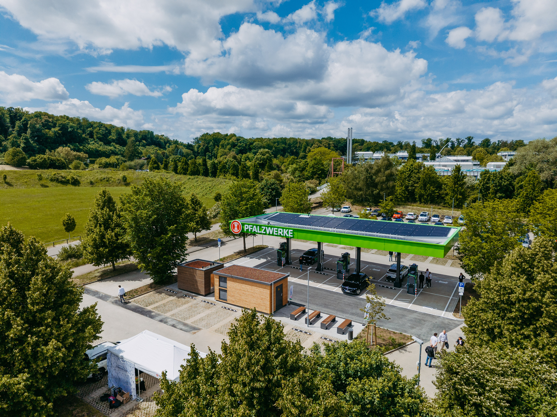 Moderner Ladepark im Deutschlandnetz für Elektroautos in grüner Umgebung