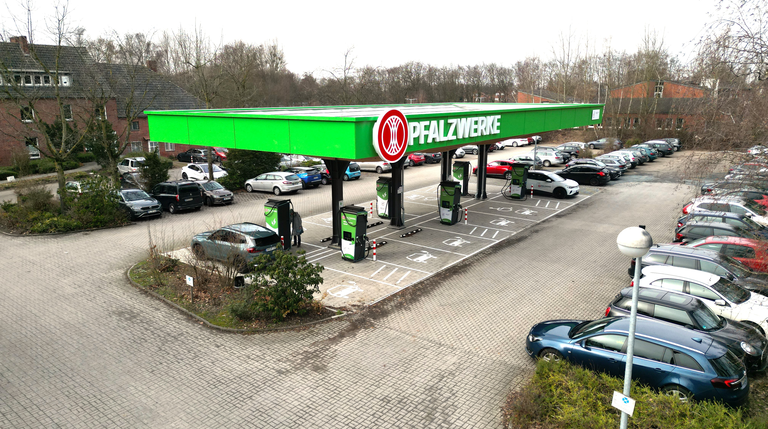 Schnellladepark in Ahlen mit mehreren Ladesäulen für Elektroautos