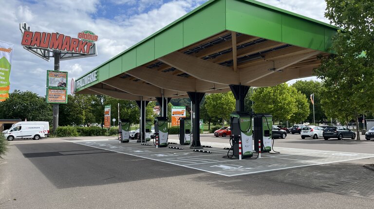 Ladepark Homburg mit Schnellladestationen für Elektrofahrzeuge