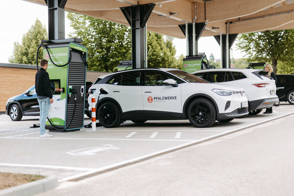 Nutzerfreundliches und komfortables Laden eines Elektroautos an einer Ladesäule