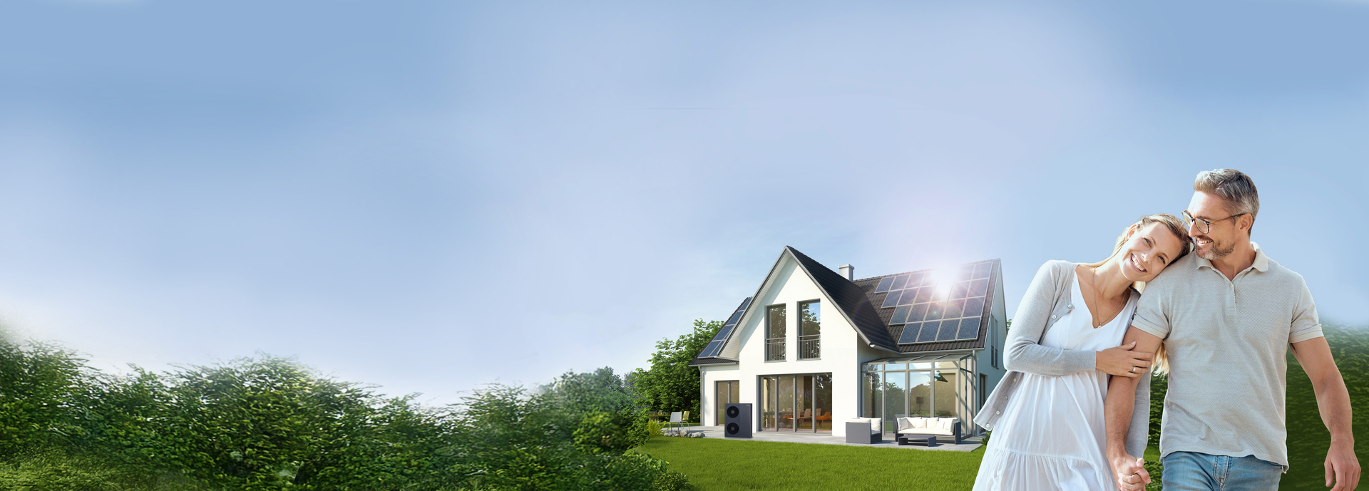 Header Duo-Angebot, Pärchen steht vor Haus mit PV-Anlage und Wärmepumpe