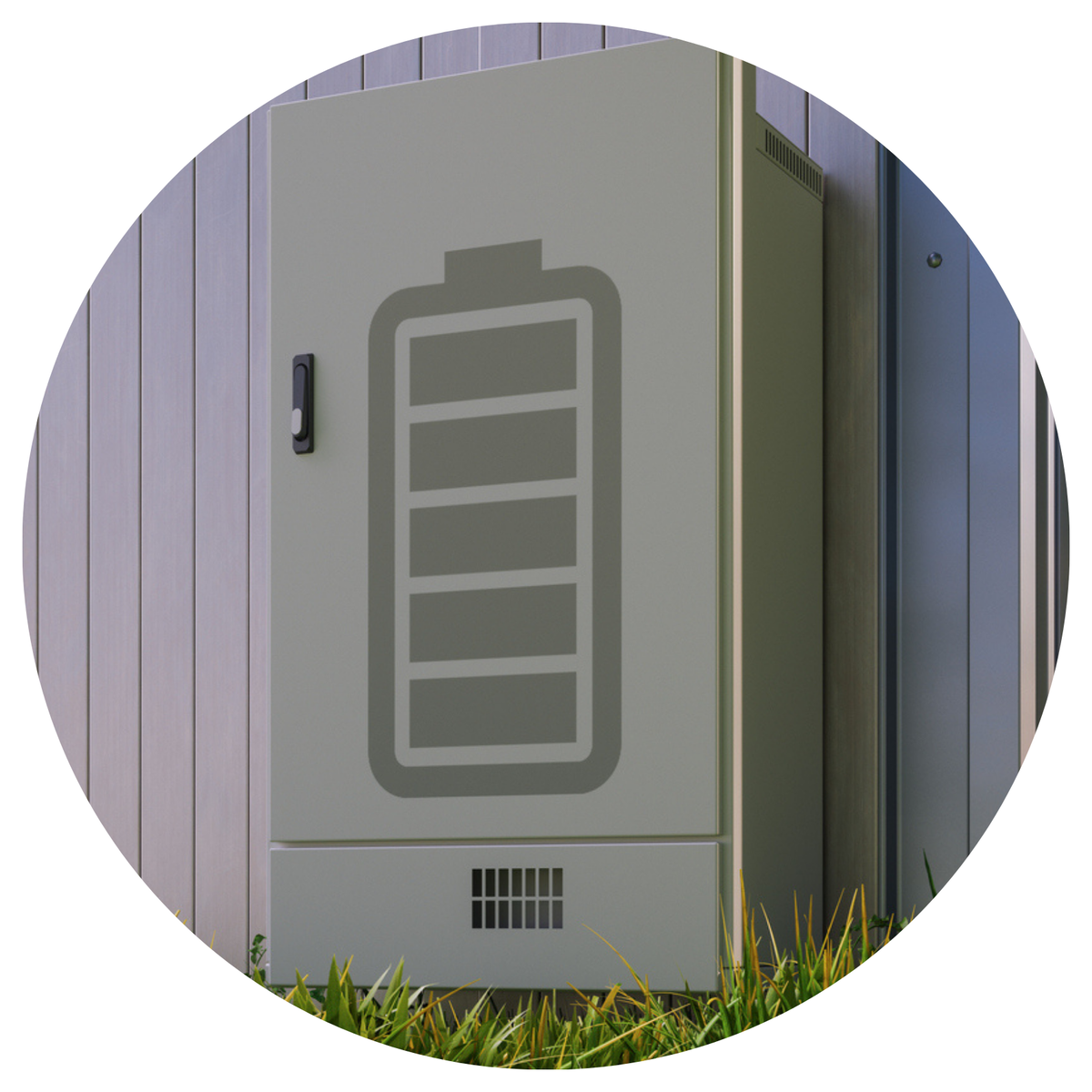 Batteriespeicher für Solarenenergie vor einem Wohnhaus