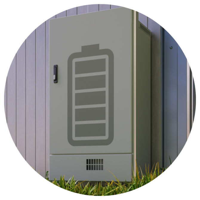 Batteriespeicher für Solarenenergie vor einem Wohnhaus