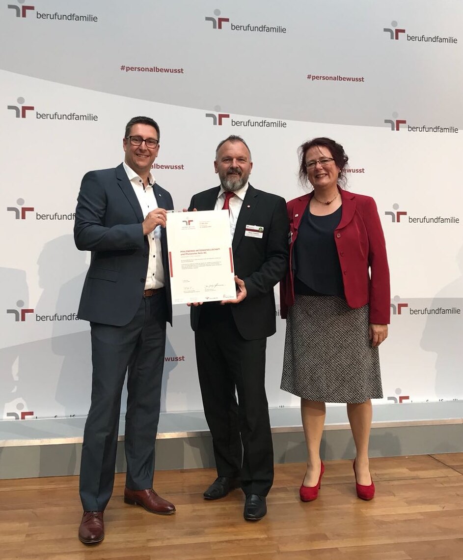 Verleihung Preis berufundfamilie | © Pfalzwerke berufundfamilie Marc Mundschau (Vorstand Pfalzwerke Netz AG); René Chassein (Vorstandsmitglied PFALZWERKE AKTIENGESELLSCHAFT); Sabine Weigel (Auditorin berufundfamilie) | © Pfalzwerke