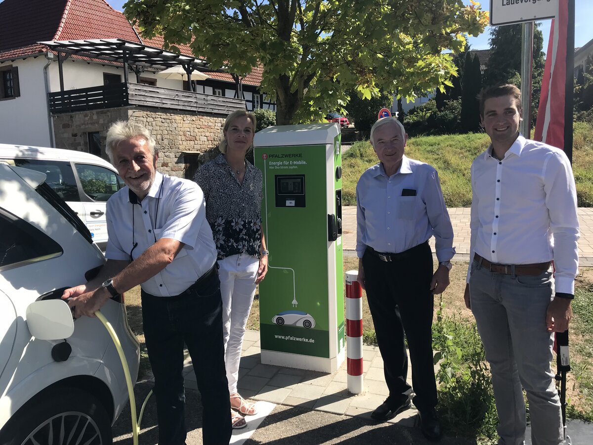 Von links: Herrmann Bohrer (Verbandsbürgermeister), Elke Burk (Pfalzwerke), Erwin Grimm (Bürgermeister Klingenmünster), Peter Freudig (Pfalzwerke)