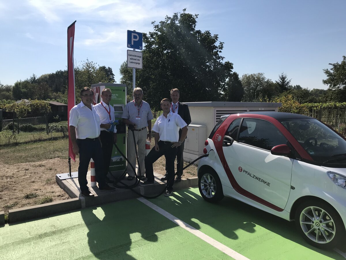 Von links: Reinhard Scherrer (Verbandsbürgermeister Hagenbach), Dr. Fritz Brechtel (Landrat Kreis Germersheim), Franz-Xaver Scherrer (Stadtbürgermeister Hagenbach), Klaus Eßwein (REWE Kaufmann Hagenbach) und Dr. Werner Hitschler (Vorstandsmitglied Pfalzwerke).