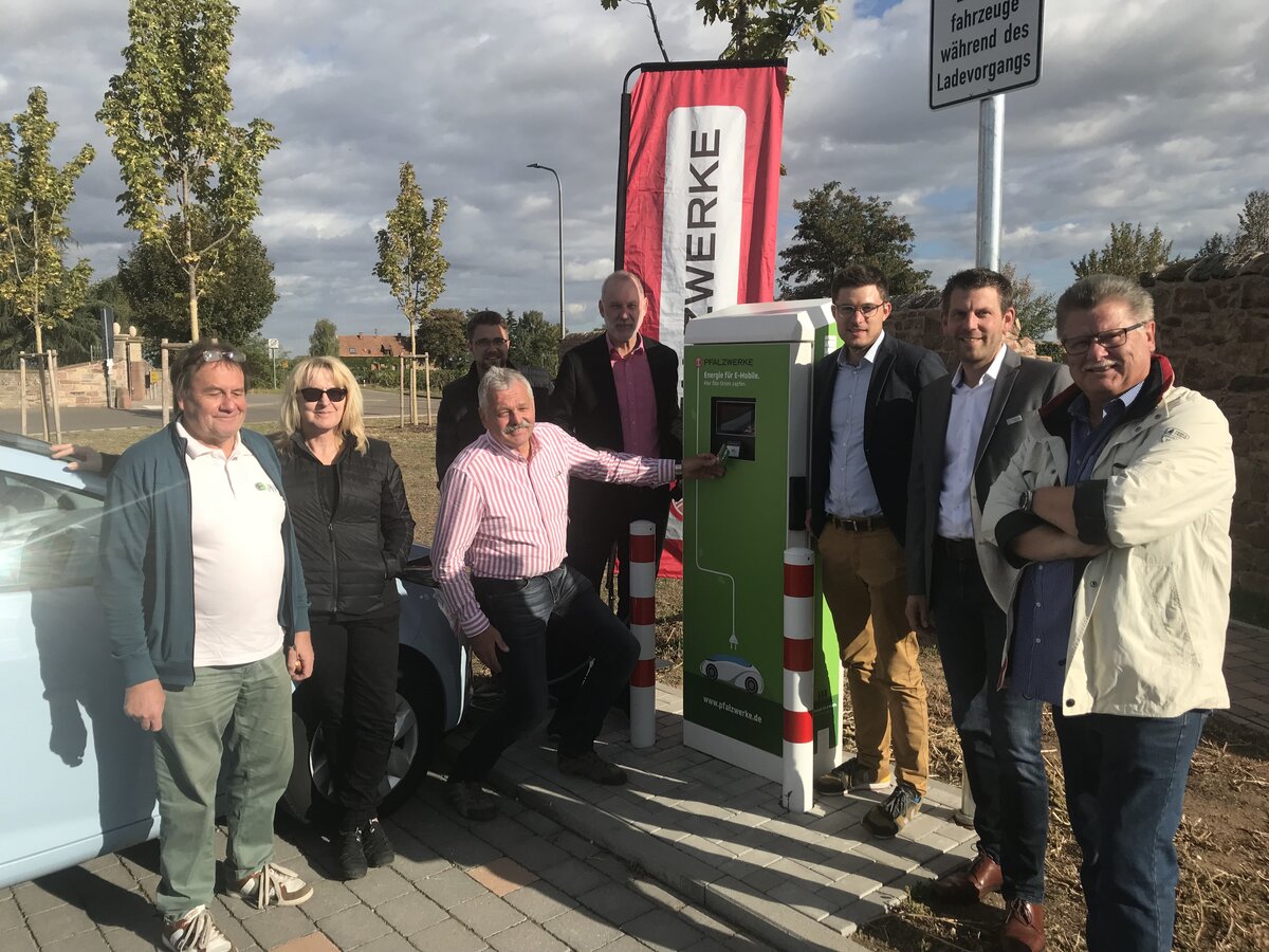 Von links: Hr. Kuntz (Mitglied EVRN), Doris Janz (Beigeordnete Ortsgemeinde Kirrweiler), Hugo Treber (Pfalzwerke Netz AG), Patrick Cisowski (Mitglied EVRN), Rolf Metzger (Ortsbürgermeister Kirrweiler), Andreas Memmer (Pfalzwerke), Michael Gies (Pfalzwerke Netz AG), Joachim Anton (Beigeordneter VG Maikammer)