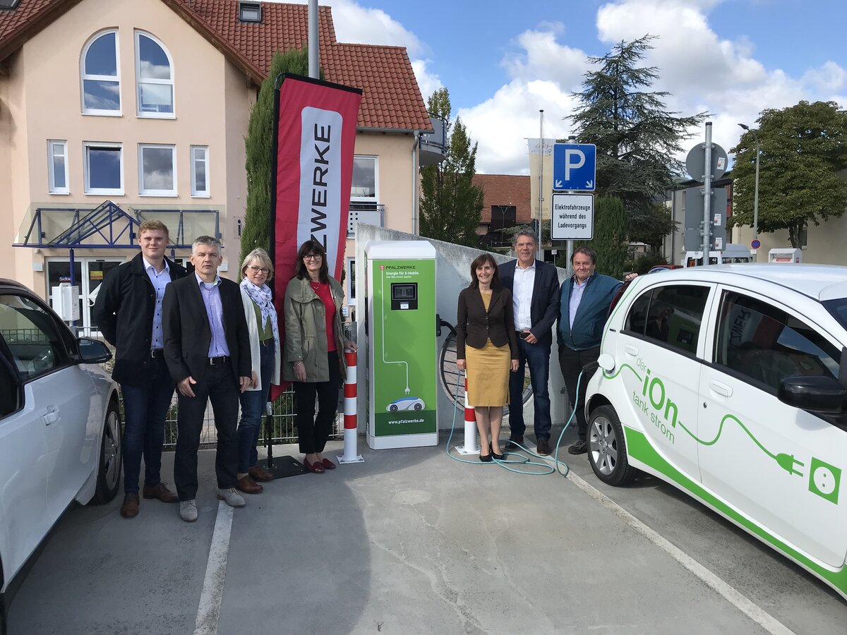 Inbetriebnehme Elektroladestation Maikammer Von links: Max Lutz (Pfalzwerke), Andreas Reuter (Werkleiter VG Maikammer), Maria Bergold (Leiterin Tourismusbüro), Sabine Hörrmann (Pfalzwerke), Gabriele Flach (Verbandsgemeinde-Bürgermeisterin Maikammer), Karl Schäfer (Ortsbürgermeister), Hr. Kuntz (Mitglied EVRN)