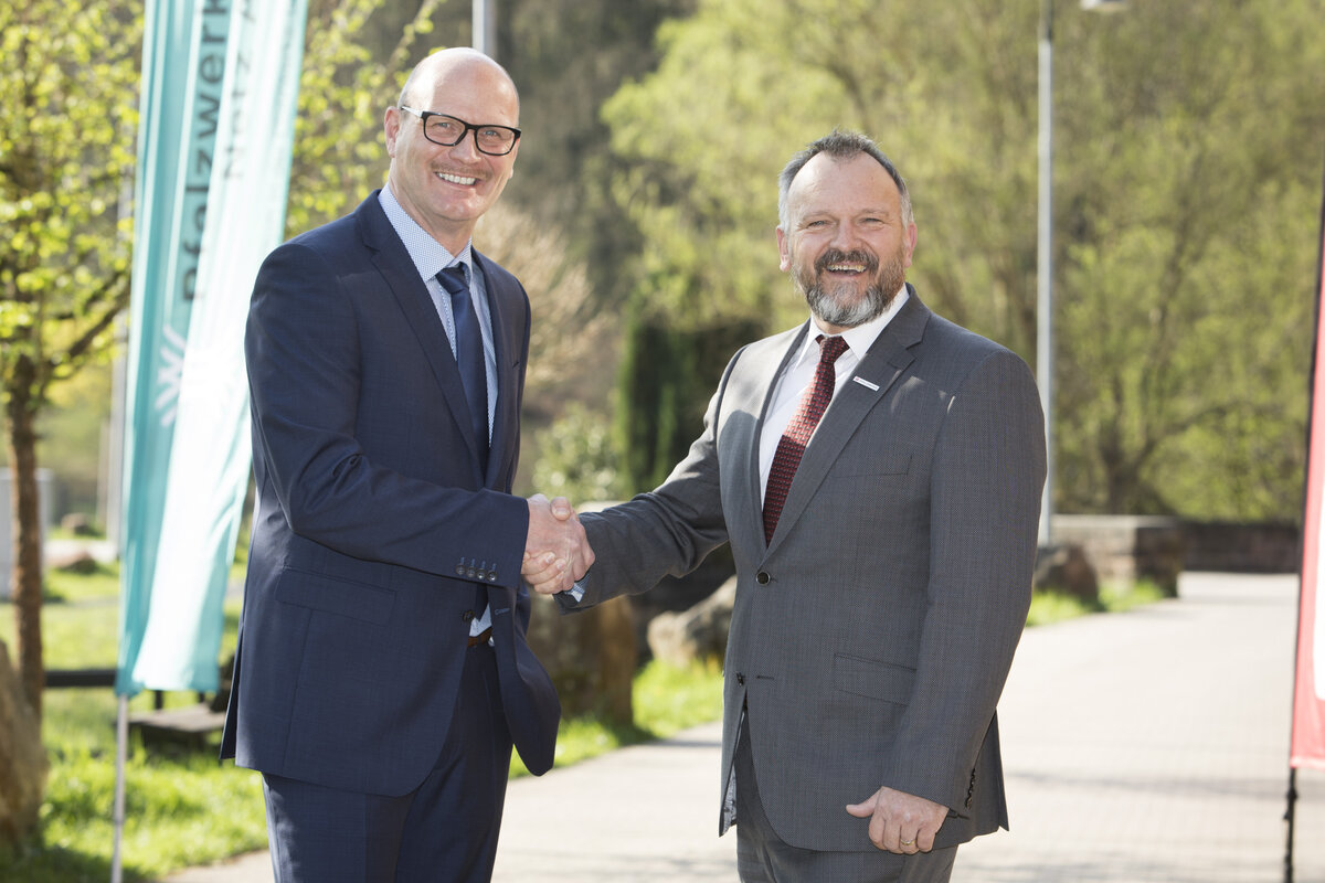 Uwe Vatter (Ortsbürgermeister Krickenbach), René Chassein (Vorstandsmitglied Pfalzwerke) | © Pfalzwerke