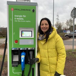 Anja Pfeiffer, Bürgermeisterin Verbandsgemeinde Weilerbach, Elektroladesäule in Weilerbach | © Pfalzwerke