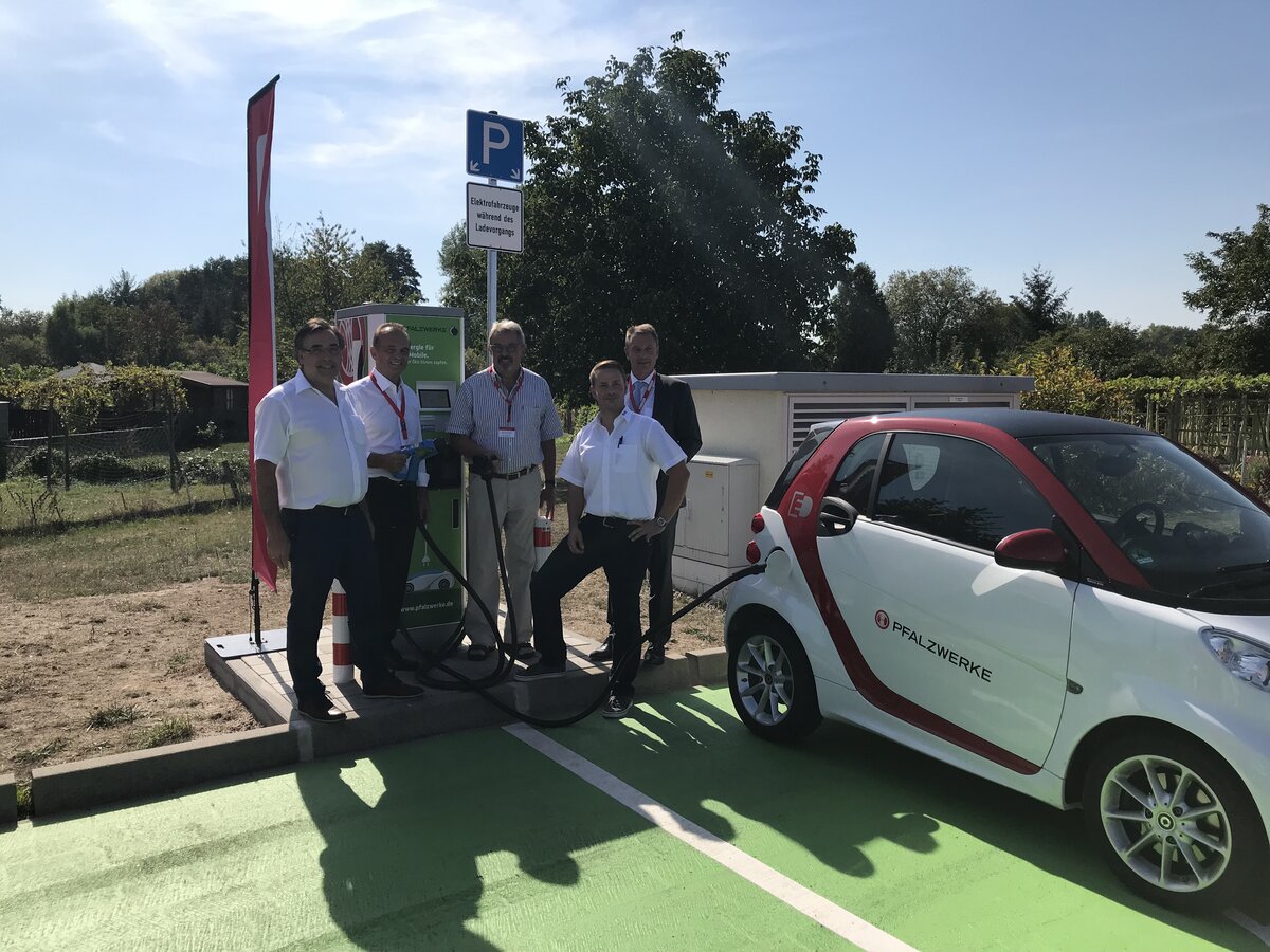 Inbetriebnahme Elektroladestation Hagenbach Von links: Reinhard Scherrer (Verbandsbürgermeister Hagenbach), Dr. Fritz Brechtel (Landrat Kreis Germersheim), Franz-Xaver Scherrer (Stadtbürgermeister Hagenbach), Klaus Eßwein (REWE Kaufmann Hagenbach) und Dr. Werner Hitschler (Vorstandsmitglied Pfalzwerke).