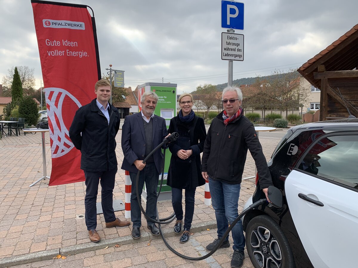 Inbetriebnahme Schnellladesäule Oberotterbach Auf dem Foto sind 4 Personen und ein Elektroauto. Das Bild zeigt eine Inbetriebnahme einer Elektroladesäule im Ort Oberotterbach in der Verbandsgemeinde Bad Bergzabern.