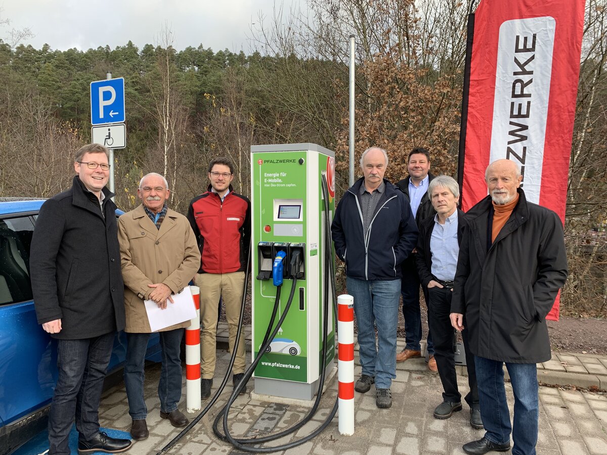 Inbetriebnahme Elektro-Ladesäule Hauenstein | © Pfalzwerke Inbetriebnahme Elektro-Ladesäule, Hauenstein | © Pfalzwerke