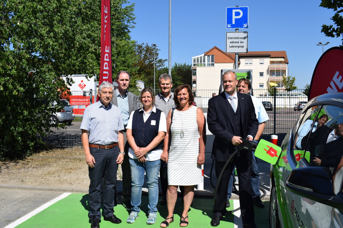 E-Mobilitaet Inbetriebnahme E-Ladesaeule REWE Schifferstadt