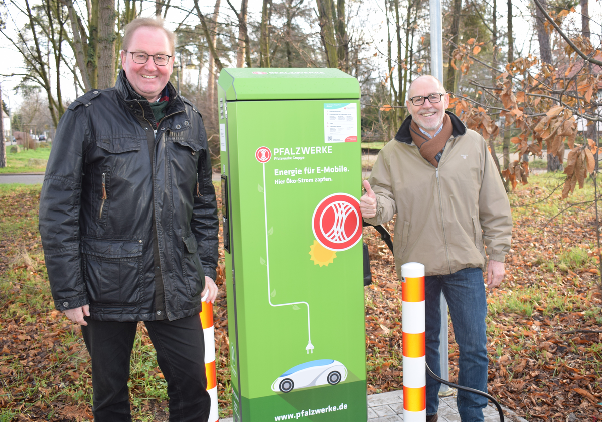 Ladesaeule in Maxdorf - v.L.: Werner Baumann (Bürgermeister); Uwe Wolf (Pfalzwerke Netz AG)