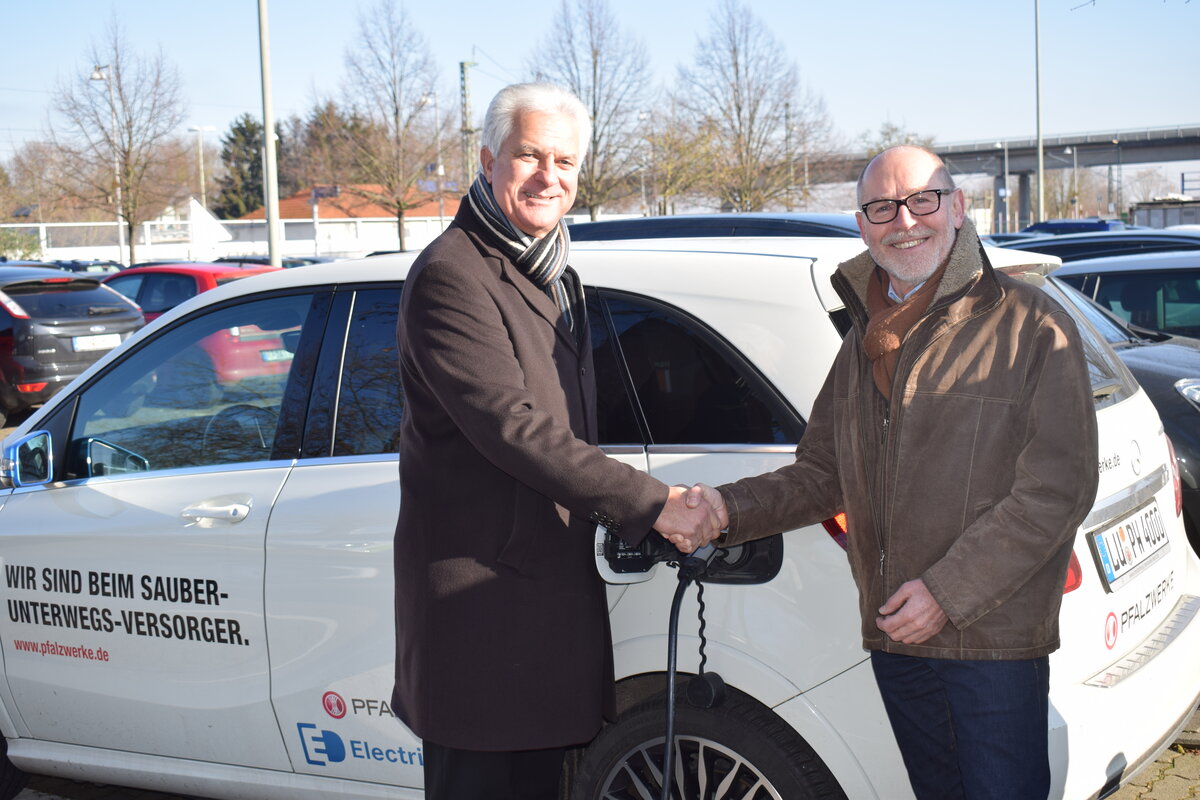 v.L.: Peter Christ (Bürgermeister); Uwe Wolf (Pfalzwerke Netz AG) beim E-Auto laden